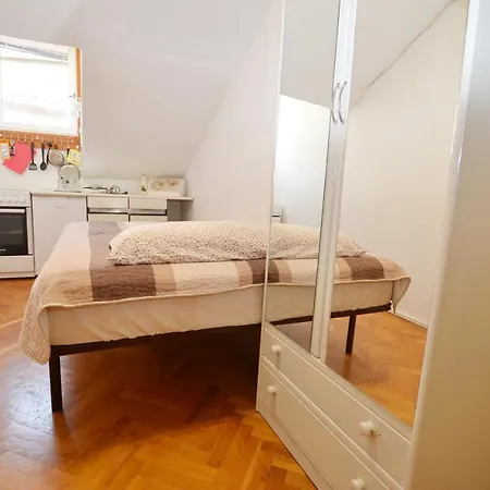 아파트 Carera 로비니